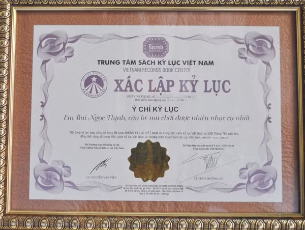 Giấy chứng nhận của Trung tâm sách kỷ lục Việt Nam xác lập Bùi Ngọc Thịnh là cậu bé mù chơi được nhiều nhạc cụ nhất.