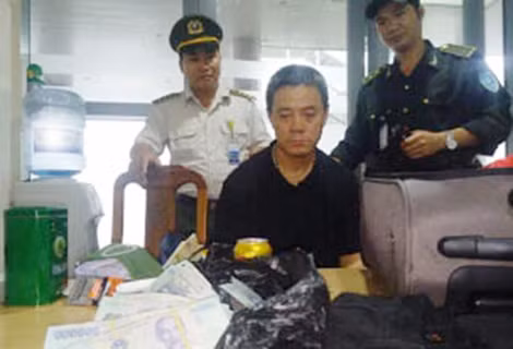 Một hành khách nước ngoài bị bắt quả tang về hành vi trộm cắp.