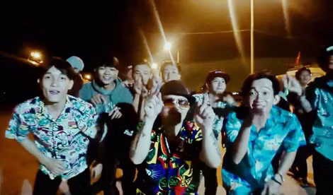 Một cảnh trong MV ca nhạc “Quăng tao cái boong”.