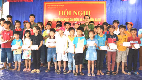 Công an thị xã Ba Đồn trao tặng 40 suất học bổng (40 triệu đồng) cho các em có hoàn cảnh khó khăn học giỏi ở thôn Cồn Sẻ.