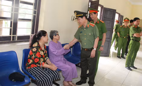 Thứ trưởng Nguyễn Văn Sơn đề nghị gia đình phạm nhân động viên, khuyến khích thân nhân. Thứ trưởng Nguyễn Văn Sơn đề nghị gia đình phạm nhân động viên, khuyến khích thân nhân.