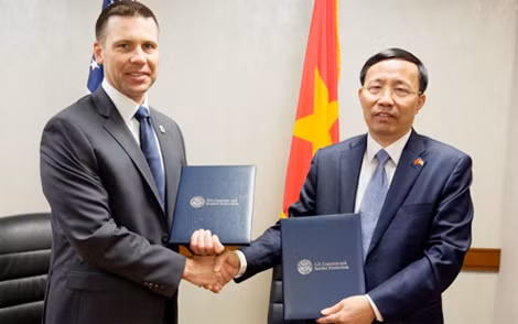 Tổng cục trưởng Hải quan Việt Nam Nguyễn Văn Cẩn và Quyền Cao Uỷ Cơ quan Hải quan và Bảo vệ biên giới Hoa Kỳ Kevin K.McAleean trao Ý định thư đã ký.
