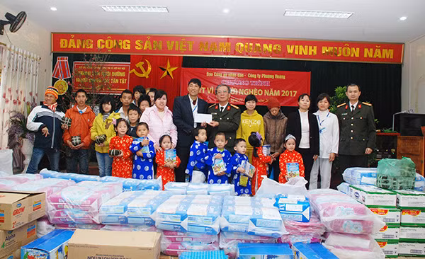 Đại tá Đặng Văn Lân, Phó Tổng Biên tập Báo CAND trao quà Tết tặng người già và trẻ em tại trung tâm.