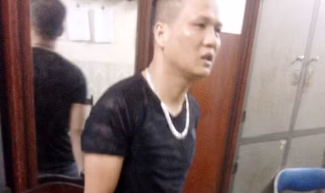 Đối tượng Việt và tang vật bị thu giữ.