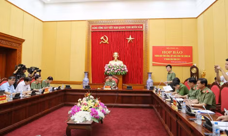 Trung tướng Nguyễn Danh Cộng, Chánh Văn phòng Bộ, người phát ngôn Bộ Công an thông báo tình hình, kết quả công tác Công an 6 tháng đầu năm 2017
