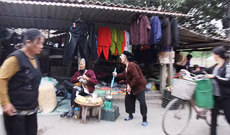 Hàng quán cạnh bến đò Thổ Hà.