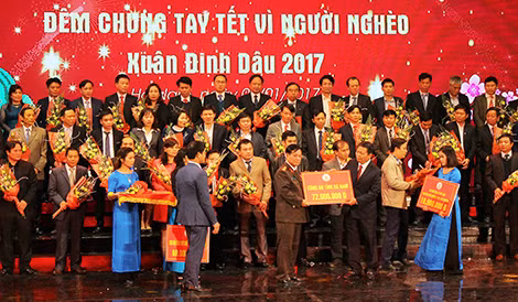 Thay mặt CBCS Công an tỉnh, Đại tá Trương Minh Côn, Phó Giám đốc Công an tỉnh trao số tiền 72 triệu đồng do CBCS Công an tỉnh đóng góp ủng hộ chương trình "Tết vì người nghèo - Đinh Dậu 2017".