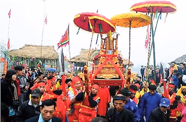 Rước thần linh ở lễ hội Ná Nhèm.