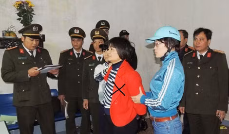 Cơ quan điều tra Công an tỉnh Hà Nam công bố lệnh bắt tạm giam và khám xét nơi ở đối với Trần Thị Nga (dấu X). (Ảnh: Công an Hà Nam) Cơ quan điều tra Công an tỉnh Hà Nam công bố lệnh bắt tạm giam và khám xét nơi ở đối với Trần Thị Nga (dấu X). (Ảnh: Công an Hà Nam)