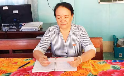 Bà Vũ Thị Niêm vui mững cầm quyết định được bổ nhiệm lại Hiệu trưởng vào chiều ngày 9-6. Bà Vũ Thị Niêm vui mững cầm quyết định được bổ nhiệm lại Hiệu trưởng vào chiều ngày 9-6.