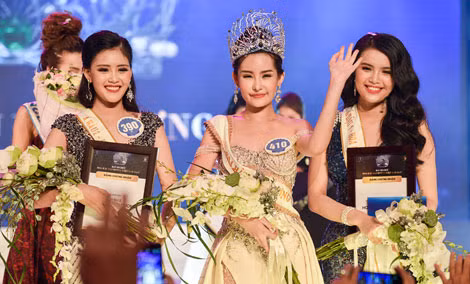 Nhan sắc tân Hoa hậu Đại Dương 2017 - Lê Âu Ngân Anh (giữa) bị "ném đá" do lỗi của Ban Tổ chức, Ban Giám khảo hay do quan điểm "tuyệt đối hóa vẻ đẹp bề ngoài" trong giới trẻ.