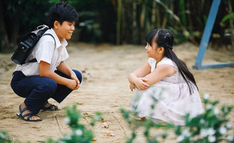 Trọng Khang và Hà Mi gợi lại một thế giới tuổi thơ trong trẻo, hồn nhiên trong “Cô gái đến từ hôm qua”.