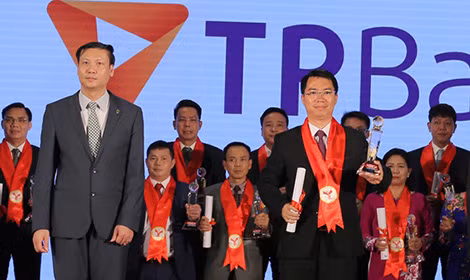 Phó TGĐ TPBank – ông Nguyễn Việt Anh thay mặt ngân hàng nhận giải thưởng Thương hiệu mạnh Việt Nam.