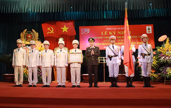 Thừa ủy quyền của Chủ tịch nước, Bộ trưởng Tô Lâm đã gắn Huân chương lên lá Cờ truyền thống, trao Bằng Huân chương Bảo vệ Tổ quốc hạng Nhì cho Cục Bảo vệ Chính trị III.