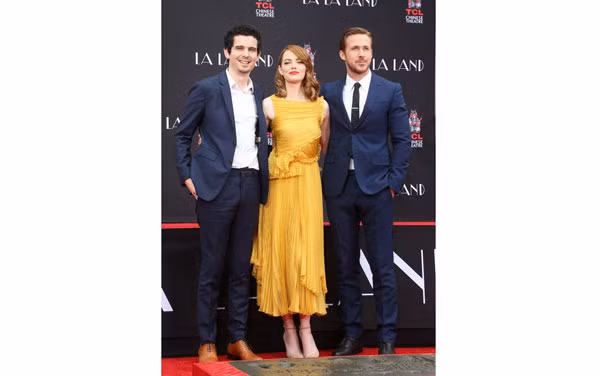 Đạo diễn trẻ Damien Chazelle (người ngoài cùng bên trái) hai diễn viên chính của phim là Ryan Gosling và Emma Stone.