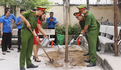 Đoàn thanh niên Cảnh sát PCCC tỉnh cùng Ban giám hiệu Nhà trường trồng cây