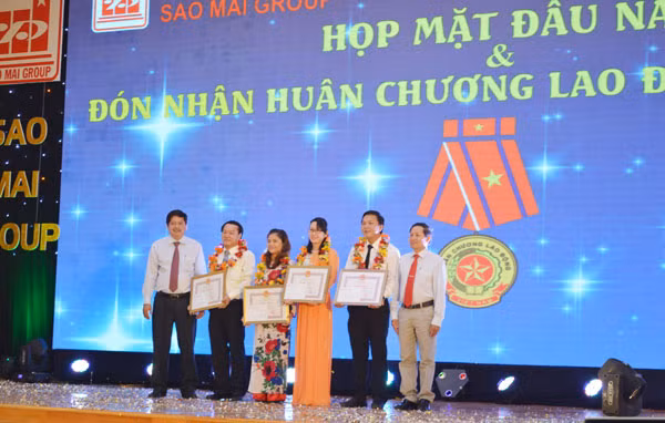 Tập đoàn Sao Mai đón nhận phần thưởng cao quý nhờ thành tựu phát triển và đóng góp cho cộng đồng. Tập đoàn Sao Mai đón nhận phần thưởng cao quý nhờ thành tựu phát triển và đóng góp cho cộng đồng.