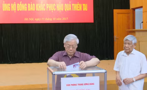 Tổng Bí thư Nguyễn Phú Trọng; nguyên Tổng Bí thư Lê Khả Phiêu ủng hộ đồng bào bị ảnh hưởng thiên tai. Ảnh: CPV.org.vn