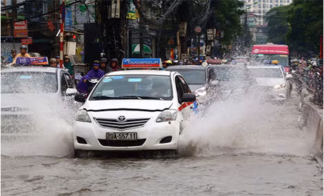 Hà Nội còn tiếp tục đón cơn mưa to như sáng 13-6. Ảnh: Bá Đô. Hà Nội còn tiếp tục đón cơn mưa to như sáng 13-6. Ảnh: Bá Đô.