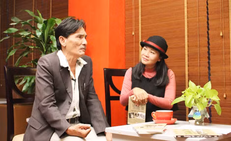 Nghệ sĩ Thương Tín và nhà báo Đinh Thu Hiền - người chắp bút cuốn hồi ký "Thương Tín - Một đời giông bão".