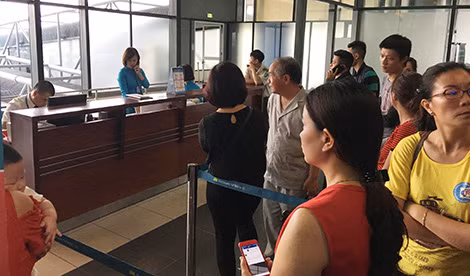 Hành khách tập trung trước cửa ra máy phản đối hãng hàng không VNA hủy chuyến 2 ngày liền.