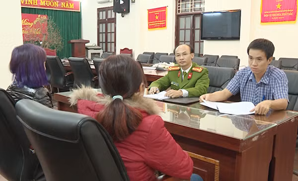 Cán bộ Cục CSHS làm việc với hai nạn nhân vừa được giải cứu.