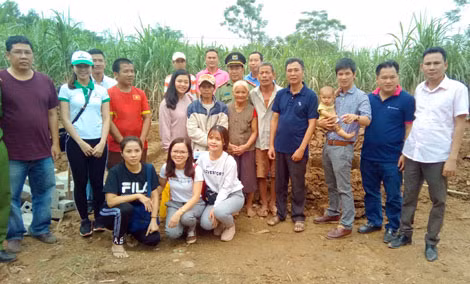 Phối hợp với Công an huyện Thạch Thành trao bò và làm lại nhà cho các gia đình thiệt hại do mưa lũ