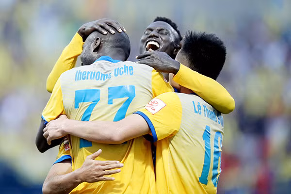 Các cầu thủ Thanh Hoá vẫn sẽ ở lại và đi tới cùng V.League 2017? Ảnh: H.M