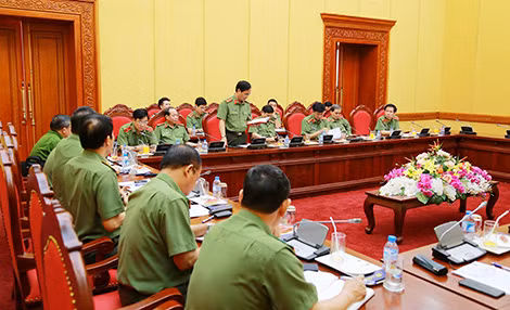 Các đại biểu tham gia ý kiến tại buổi làm việc.