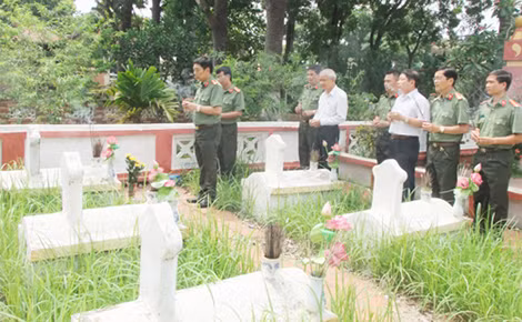 Công an Thanh Hóa tưởng niệm liệt sỹ hy sinh tại chiến trường Quảng Hà.