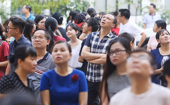 Bên ngoài phòng thi, đông đảo phụ huynh ngửa cổ ngóng con. Nhiệt độ ngoài trời lúc này gần 40 C và tiếp tục tăng lên.