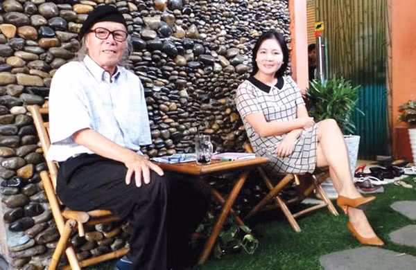 Nhà thơ Thanh Tùng và nhà thơ Đinh Thu Hiền. Nhà thơ Thanh Tùng và nhà thơ Đinh Thu Hiền.
