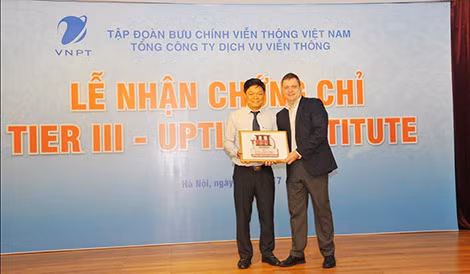 Đại diện VNPT nhận chứng chỉ Uptime Tiger III.