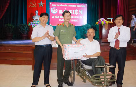 Thiếu tướng Phạm Văn Miên – Tổng Biên tập Báo CAND và ông Nguyễn Văn Hùng – Chủ tịch HĐQT Công ty Phượng Hoàng tặng quà Trung tâm Điều dưỡng Thương binh Thuận Thành (Bắc Ninh).