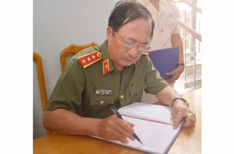 Thượng tướng Nguyễn Văn Thành, Thứ trưởng Bộ Công an ghi cảm tưởng nhân dịp khánh thành phòng tưởng niệm.
