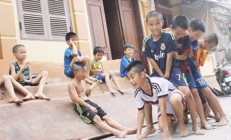 Trẻ em Thổ Hà thiếu sân chơi.
