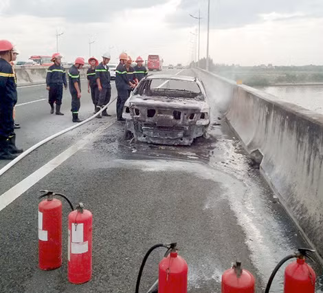 Ngọn lửa thiệu rụi ô tô con.