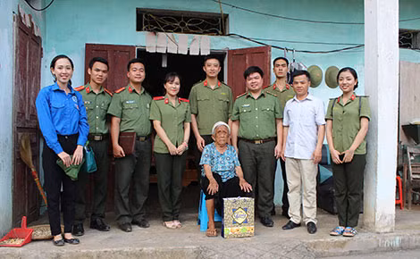 Thượng úy Dương Xuân Khiêm và các đoàn viên thanh niên Học viện ANND tới thăm, tặng quà Mẹ VNAH người dân tộc Sán chỉ tại huyện Tiên Yên ( Quảng Ninh)