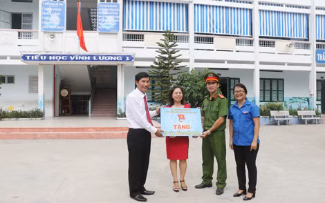 Đoàn thanh niên Cảnh sát PCCC tỉnh tặng 3 cây bàng đài loan cho trường tiểu học Vĩnh Lương 1