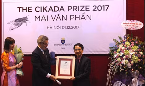 Chủ tịch Ban giám khảo Giải thưởng Cikada, nhà thơ - tiến sỹ Lars Varg trao giải cho nhà thơ Mai Văn Phấn.