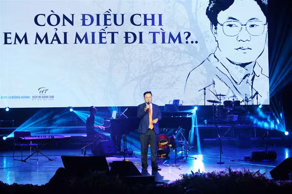 Nhà thơ Hồng Thanh Quang đọc thơ trong chương trình.