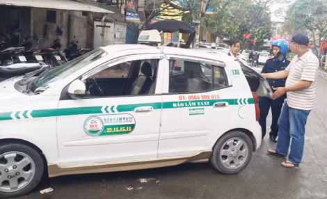 Lực lượng chức năng kiểm tra taxi ở Hà Nội.