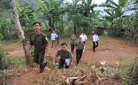 Đoàn công tác đến với các hộ gia đình bị cuốn trôi nhà ở Đà Bắc Đoàn công tác đến với các hộ gia đình bị cuốn trôi nhà ở Đà Bắc