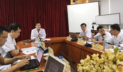 Nhiều chuyên gia về ung thư tham gia cuộc họp.