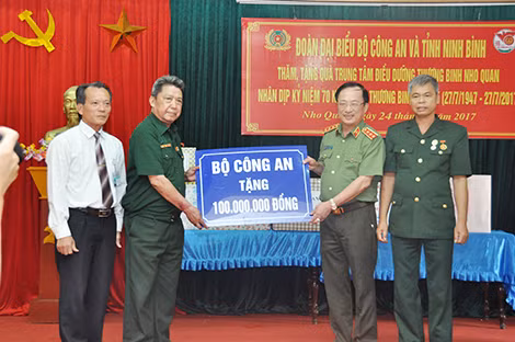 Thứ trưởng Nguyễn Văn Thành tặng quà Trung tâm điều dưỡng thương binh Nho Quan.