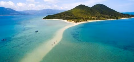 Nha Trang còn vô cùng nổi tiếng vì con đường đi giữa biển và cây cầu đi trên biển dài 300 m dẫn tới đảo Điệp Sơn.