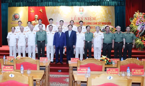 Thủ tướng Nguyễn Xuân Phúc và các đại biểu.