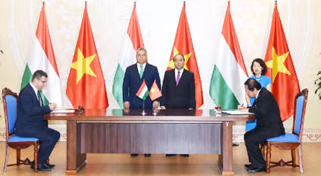 Thủ tướng Nguyễn Xuân Phúc và Thủ tướng Hungary Orbán Viktor chứng kiến lễ ký kết các văn kiện hợp tác giữa hai nước - Ảnh: VGP/Quang Hiếu Thủ tướng Nguyễn Xuân Phúc và Thủ tướng Hungary Orbán Viktor chứng kiến lễ ký kết các văn kiện hợp tác giữa hai nước - Ảnh: VGP/Quang Hiếu