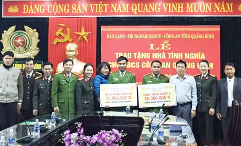 Công an tỉnh Quảng Bình phối hợp với Báo Công an nhân dân trao tiền hỗ trợ làm nhà cho cán bộ, chiến sỹ Công an.