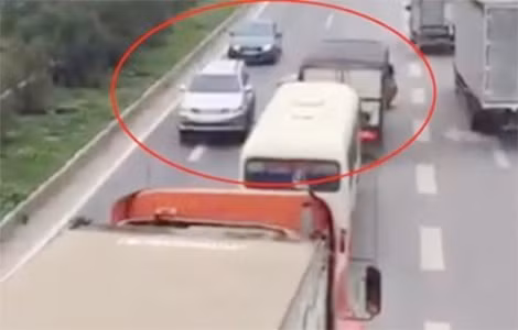 Các xe đua nhau đi ngược chiều trên cao tốc Hà Nội - Bắc Giang khiến người dân bất bình.